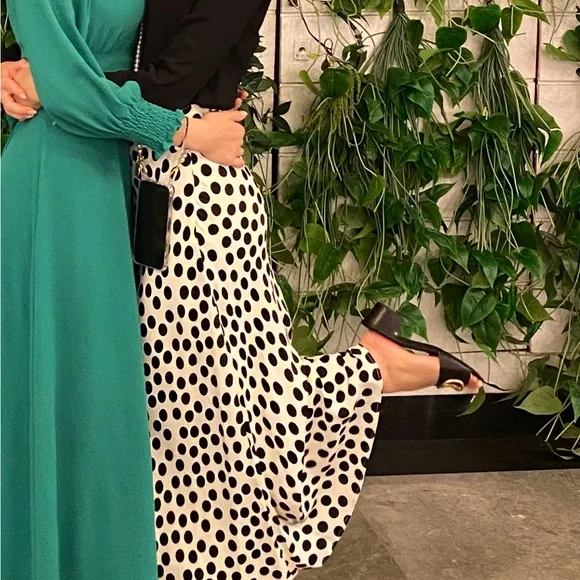 Elegant Black and White Polka Dot Skirt - Picture 3 of 7